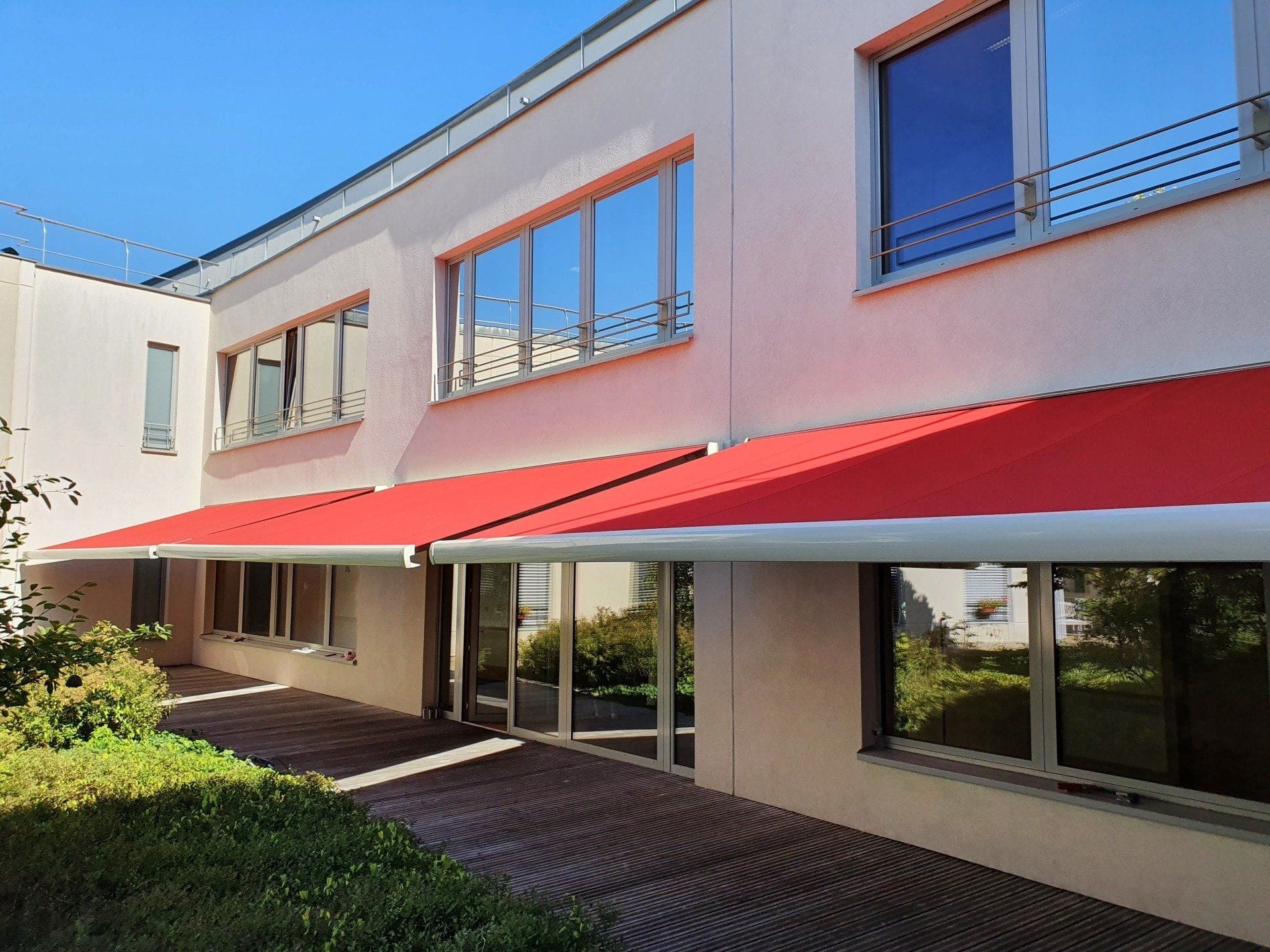 Stores extérieurs design sur façade