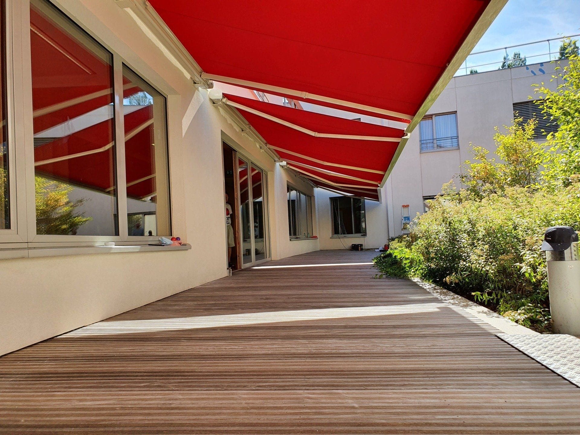Stores extérieurs sur façade contemporaine posés par Techni Fermetures