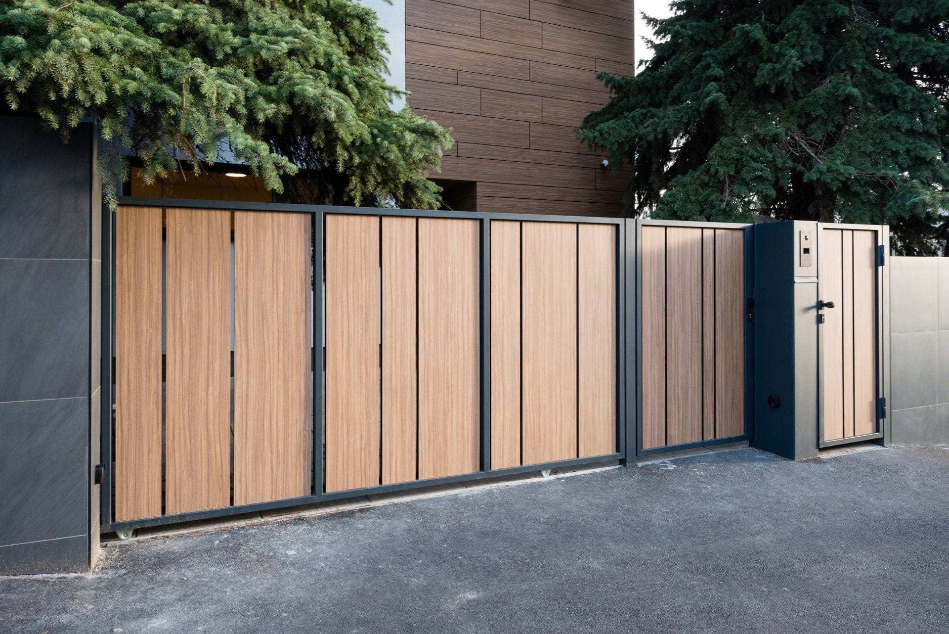 Portail et porte de garage anthracite assortis