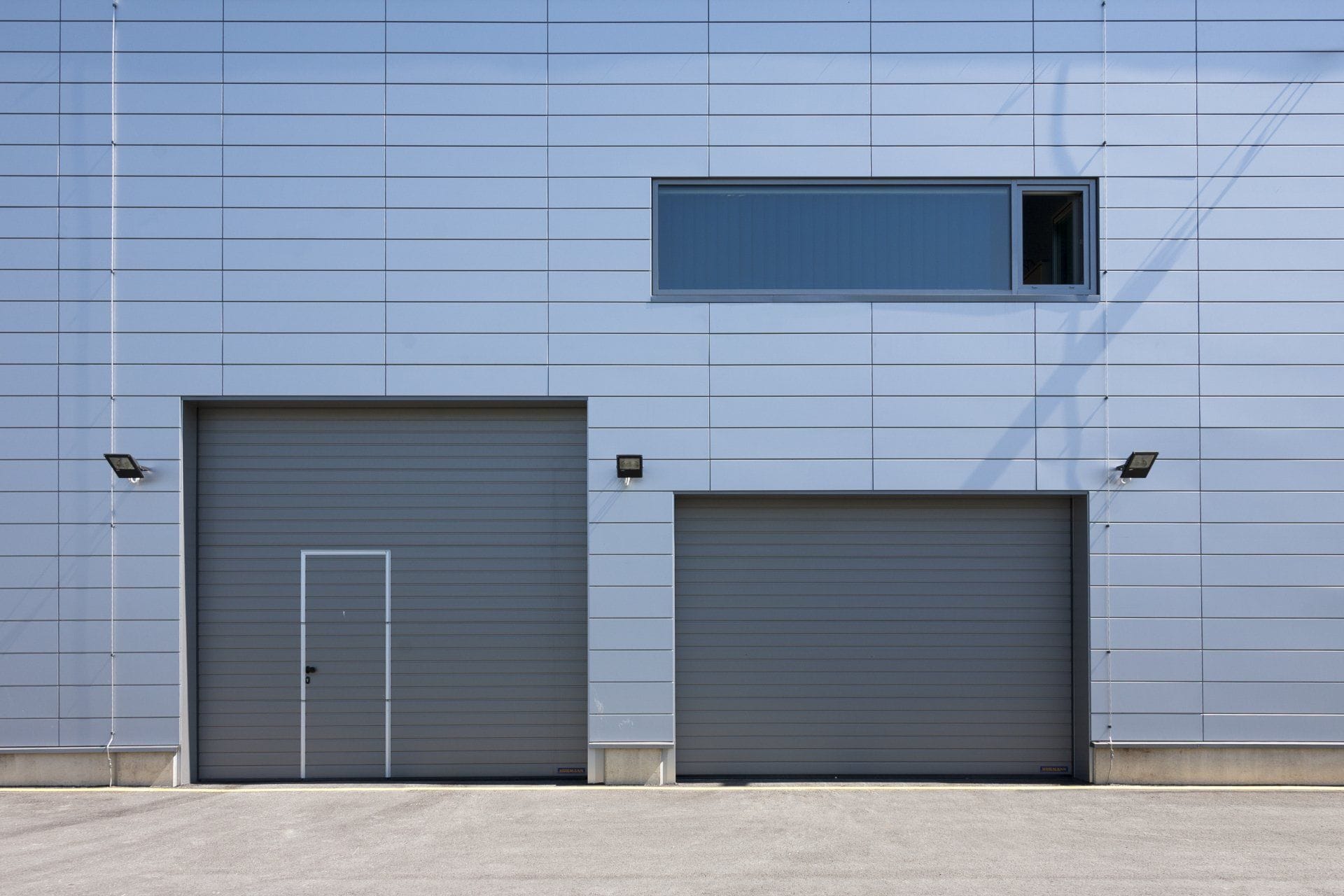 Porte de garage motorisée Techni Fermetures